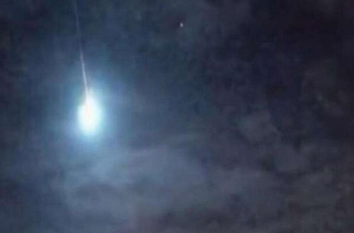 Gecə saatlarında səmada görünən işıq sakinlərdə TƏŞVİŞ YARATDI: Bir çox şəhərdən müşahidə edildi - VİDEO