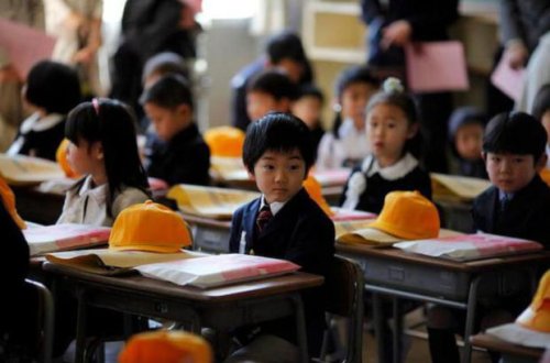 СМИ: В Японии семьям выплатят по 880 долларов на каждого ребенка