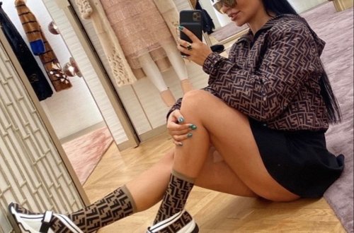 Afaq yenə açıq-saçıq paltarda poza verdi -FOTO