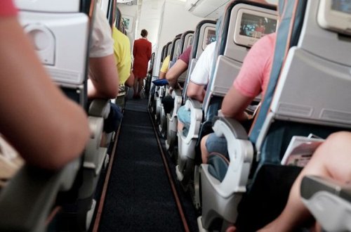 В России пассажир попытался разбить иллюминатор в самолете