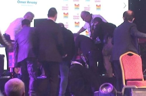 Məşhur müğənni səhnədə infarkt keçirdi - FOTO