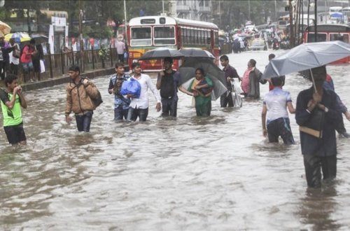 Hindistanda 50 minədək insan təbii fəlakətdən zərər çəkib
