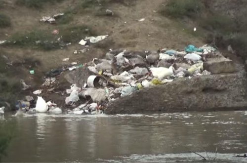 Biləsuvarda su kanalı məişət tullantıları ilə dolub - VİDEO