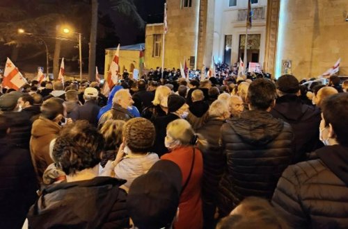 Saakaşvilinin tərəfdarları gecəni Hökumət Evinin qarşısında keçirib