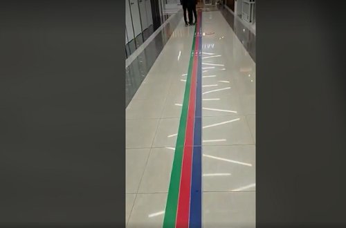 Moskvada bazar sahibi olan erməni bayrağımızı ayaqlar altına sərdi (FOTO/VİDEO)