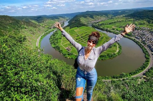 Selfi çəkmək istəyən qız canından oldu - FOTO