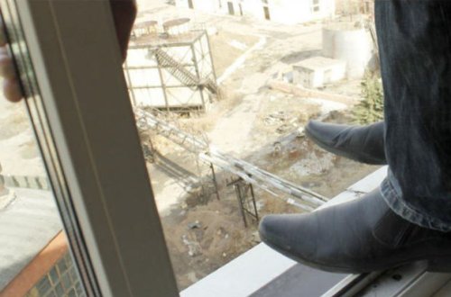 Bakı sakini özünü səkkizinci mərtəbədən atdı