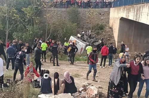 Türkiyədə mikroavtobus dərəyə aşıb, 2 nəfər ölüb, 20 nəfər yaralanıb - YENİLƏNİB