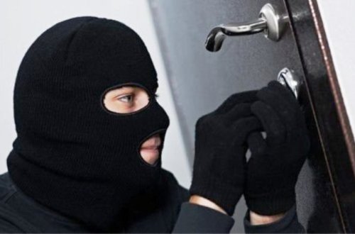 Bakıda evlərdən 4 min manatlıq oğurluq edilib