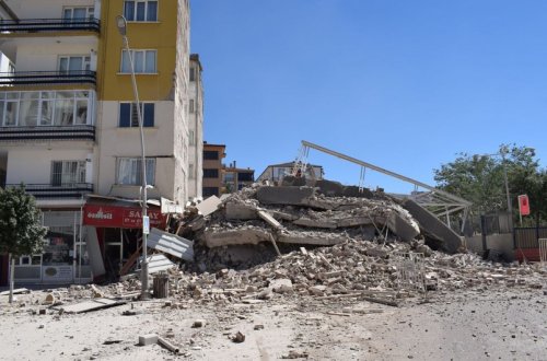 Türkiyədə bina çöküb, dağıntılar altından 13 nəfər çıxarılıb - YENİLƏNİB