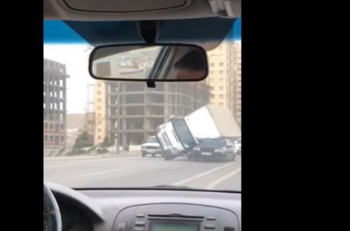 Bakıda güclü külək yük avtomobilini aşırıb