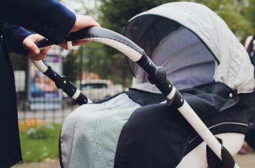 Pirotexnik vasitəni körpənin olduğu uşaq arabasına atdı