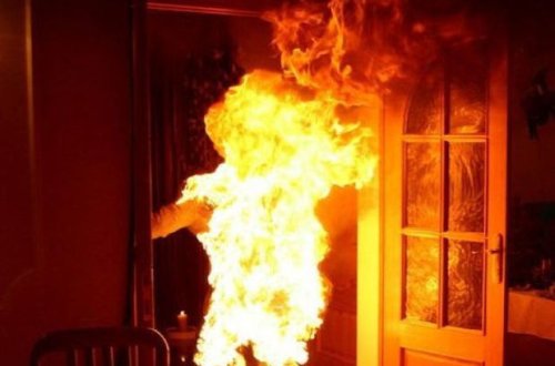 44 yaşlı kişi üzərinə benzin tökərək yandırdı