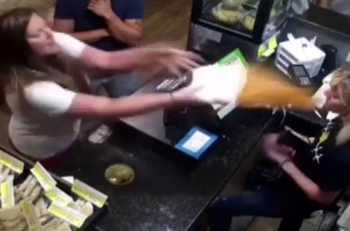 Qaynar şorbanı kassirin üzünə tökdü - VİDEO