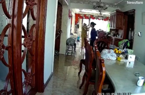 Nənənin çevik reaksiyası körpənin ağır xəsarət almasının qarşısını aldı - VİDEO