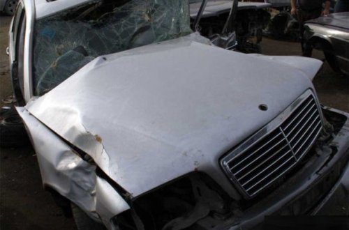 В Огузе автомобиль врезался в дерево, есть погибший