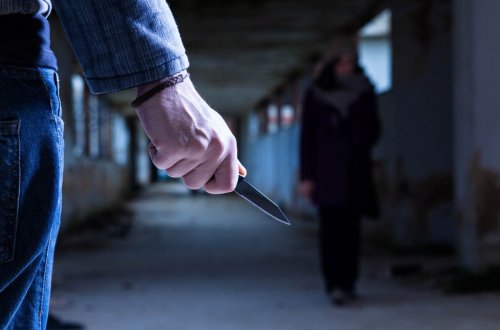 Şirvanda qadın bıçaqlanıb