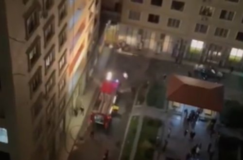 Bakıda çoxmərtəbəli binada yanğın, sakinlər təxliyyə edildi