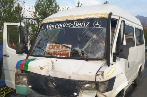 Oğuzda iki mikroavtobus toqquşub, xəsarət alanlar var