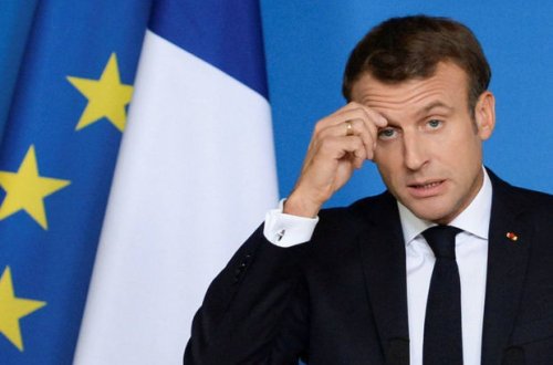 Макрон изменил оттенок синего цвета на флаге Франции