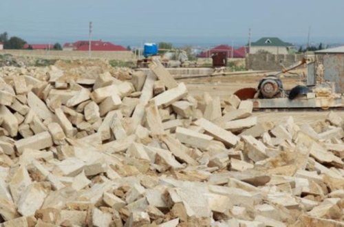 Bakı karxanasında dəhşətli ölüm: İşçi daş kəsən maşınının arasında qaldı - RƏSMİ