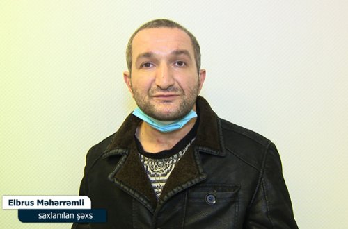 Taksi sürücüsünü daşla vurub telefonunu aldı