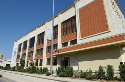 В Бакинском профлицее скончался мужчина