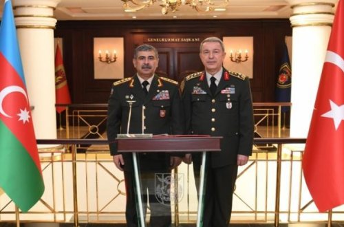 Состоялся телефонный разговор между министрами обороны Азербайджана и Турции