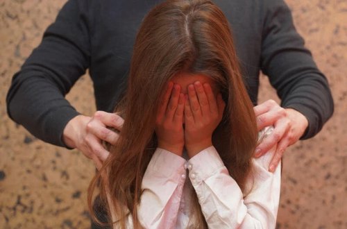 Məktəbli qız ögey qardaşından direktora şikayət etdi - Evdə tək qalanda məni zorlayır