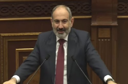 Paşinyanı parlamentdə vətənə xəyanətdə ittiham etdilər, ara qarışdı - Video