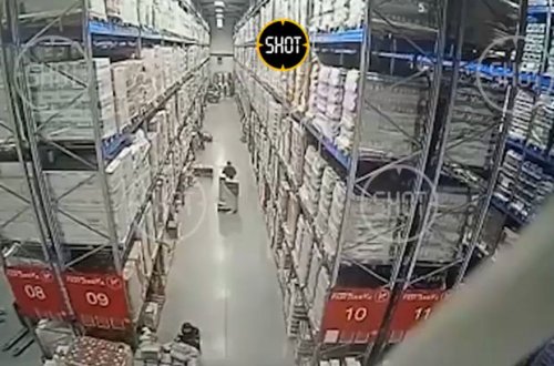 Anbarda çalışan fəhlə aşan alkoqol rəflərinin altında qaldı – ANBAAN VİDEO