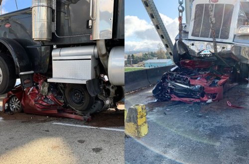 Водитель остался жив в полностью расплющенном автомобиле - ФОТО