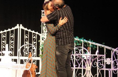 Ərindən icazə alıb başqası ilə öpüşdü - VİDEO