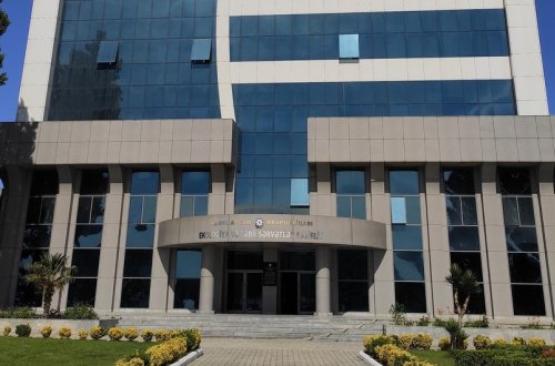 Bakıda nazirliyin binasında tüstülənmə olub