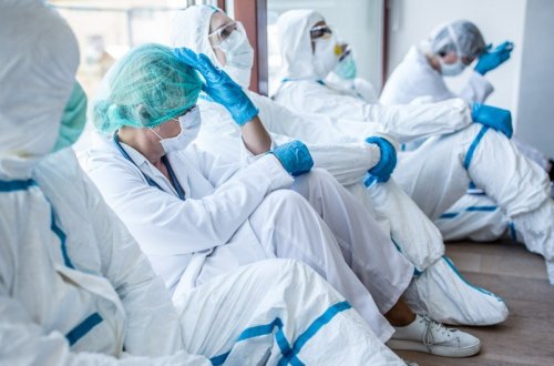 Britaniya alimləri həkimlərdə koronavirusa qarşı xüsusi immunitet aşkarlayıblar