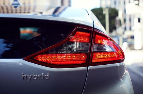 Ekoloji təmiz avtomobillərin idxal və satışına vergi güzəştləri edilir - RƏSMİ