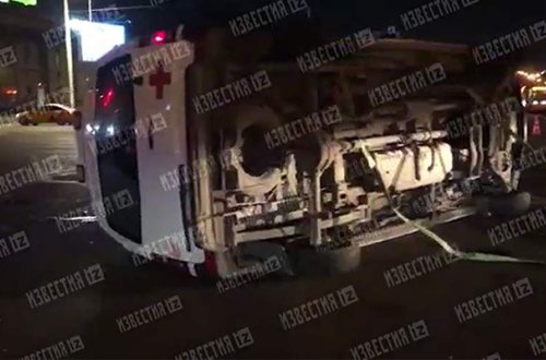 Moskvada təcili yardım maşını aşdı, yaralı var