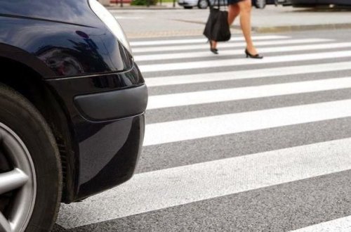 В Баку автомобиль сбил девушку