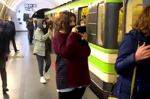 İrəvanda aksiya iştirakçıları metronun işinə mane oldular - Video