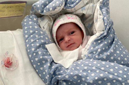 Binanın girişinə atılan uşaqla bağlı - Açıqlama