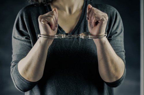 Bakıda sabiq polis əməkdaşının qızı məhkəmə zalında həbs edilib