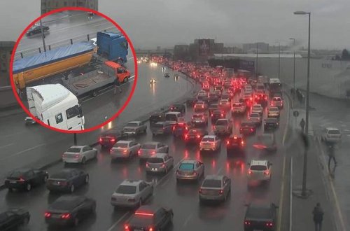 Yük maşınları qəza törətdi: Avtobusların intervalında gecikmələr var - FOTO