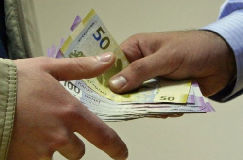 Ali məktəbin rüşvətə görə təqsirləndirilən sabiq əməkdaşına hökm oxunub