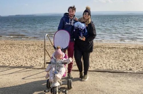 Женщина с низким шансом забеременеть родила троих детей за год - ФОТО