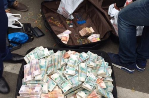 İş adamı külli miqdarda valyutanı ölkədən çıxartmaq istədi