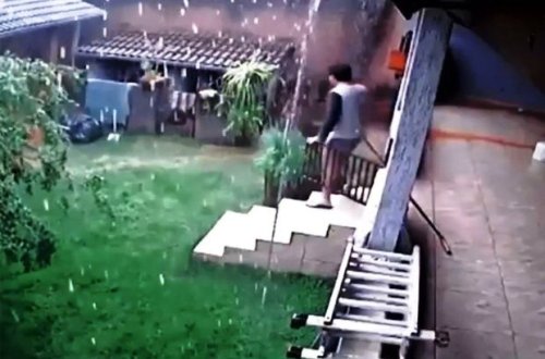 Braziliyada sel evi bir anda dağıtdı - VİDEO