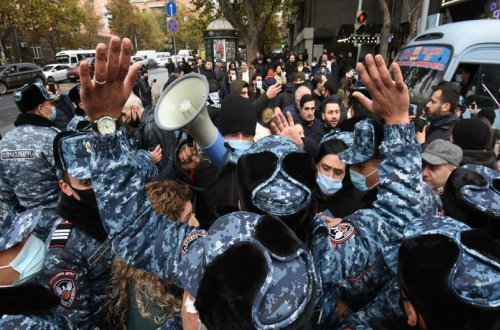 İrəvanda mitinq keçirilib, saxlanılanlar var