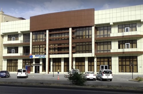 27 yaşlı qız “eManat”ın qarşısında özünü yandırmaq istədi - Yenilənib