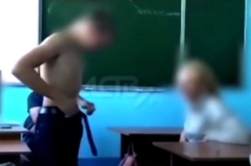 Müəllimə soyunma müqabilində uşaqlarla “daş, qayçı, kağız” oynadı - VİDEO