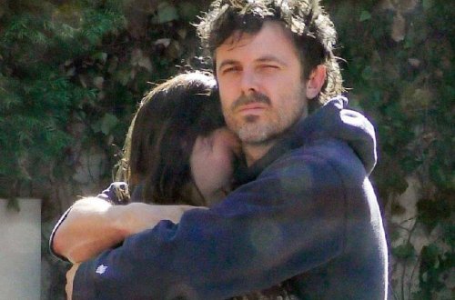 Küçədə sevgilisi ilə dodaq-dodağa görüntüləndi - FOTO